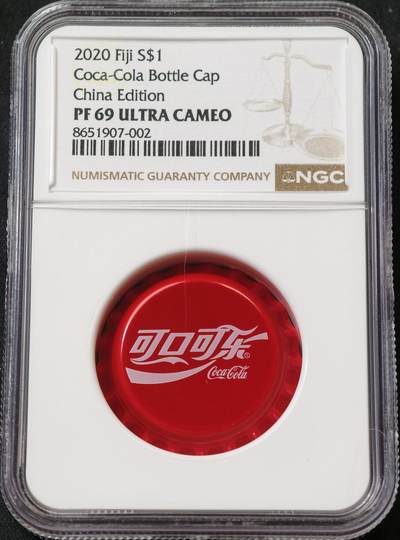 甄臻铺-世界币章拍卖（第59期），甄品场拍品征集中，送拍享返佣金等优惠多多 - NGC-PF69 ULTEA CAMEO 斐济2020年中国版可口可乐盖银币，背面带印花可乐瓶，玩家入藏。