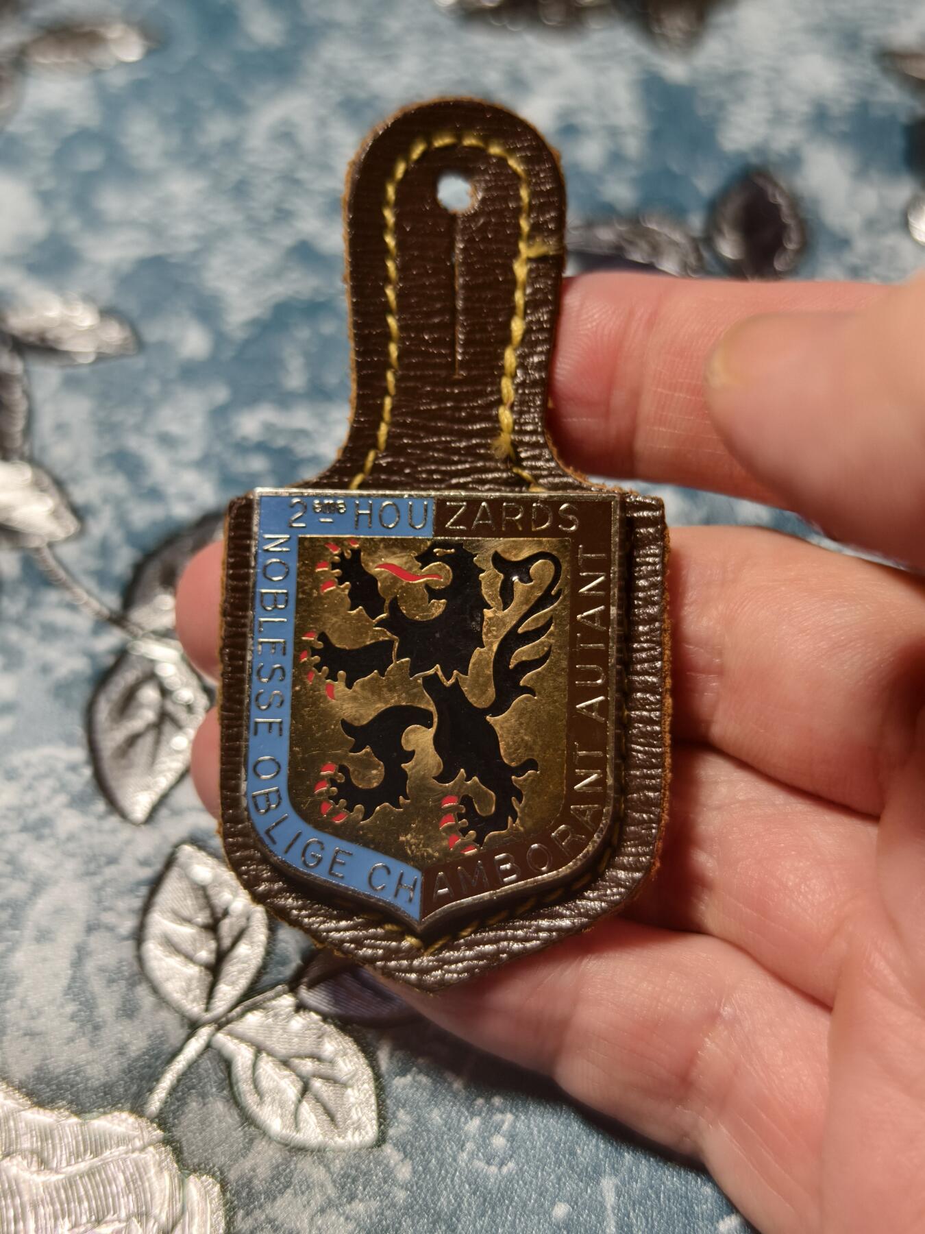 抚柳草堂-第二十三期章牌钱币  奖章勋章 满百包邮 放漏专场 法国陆军第2轻骑兵团（2e Régiment de Hussards）徽章  历史原品 红爪黑金雄狮源自该团历史指挥官尚博朗侯爵（Marquis de Chamborant） 的家族纹章 