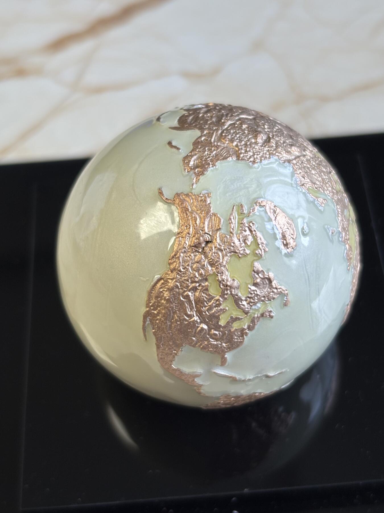 第197期拍卖 巴巴多斯2023年明亮大理石地球3盎司球形镀金银币，999银，发行999枚