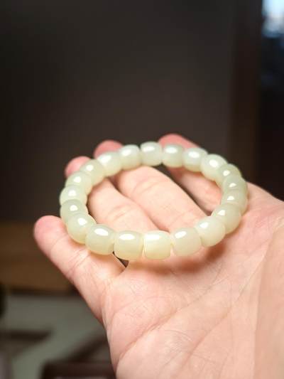 抚柳草堂-第二十三期章牌钱币  奖章勋章 满百包邮 放漏专场 - 和田玉老型珠手串 黄口料质地细腻结构紧密 料子老熟 颜色明亮甜美 珠径10mm 上身效果佳老型珠的版型不挑手围，细手粗手都能戴！ 不管是搭西装、卫衣，还是汉服，都能瞬间提升穿搭质感！