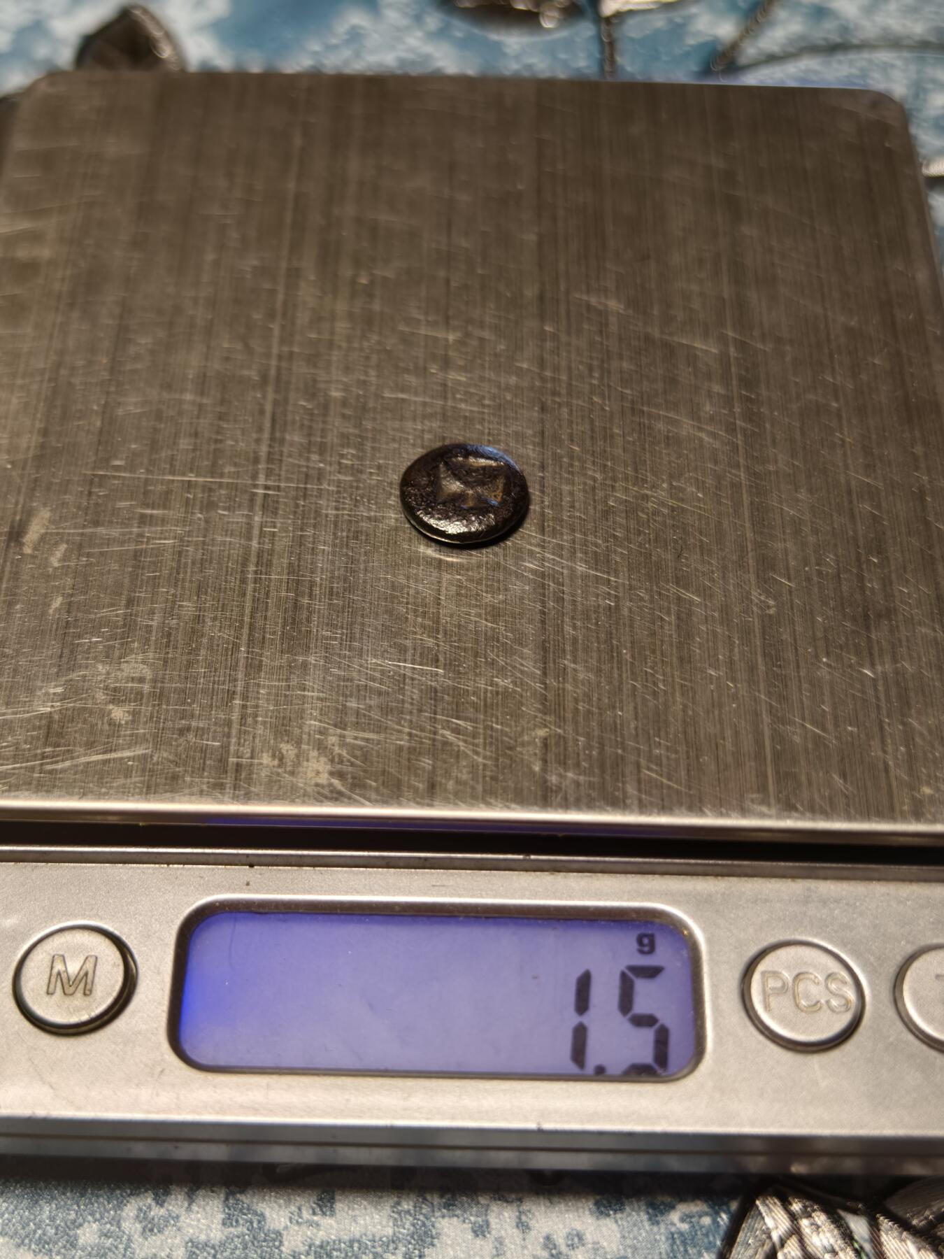 抚柳草堂-第二十三期章牌钱币  奖章勋章 满百包邮 放漏专场 三佛齐王国末期至满者伯夷王国早期打制小银币 1.5g重 正面有檀香花徽记，背面爪哇岛文，面值1 Unit或称Masa