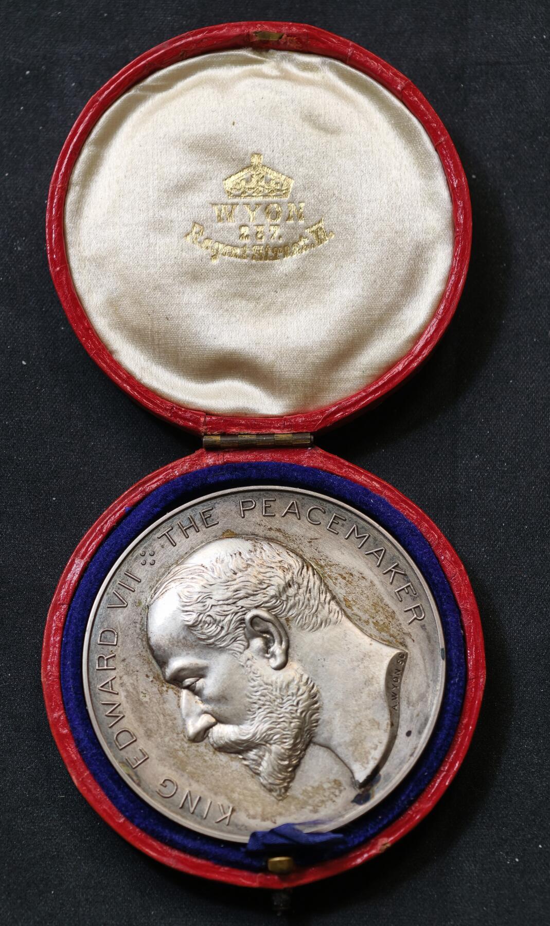 甄臻铺-世界币章拍卖（第59期），甄品场拍品征集中，送拍享返佣金等优惠多多 英国1906年第16界威斯敏斯特宫议会联盟镀银铜章，带原盒，但不能盒紧，72.5g，51.2mm，高浮雕