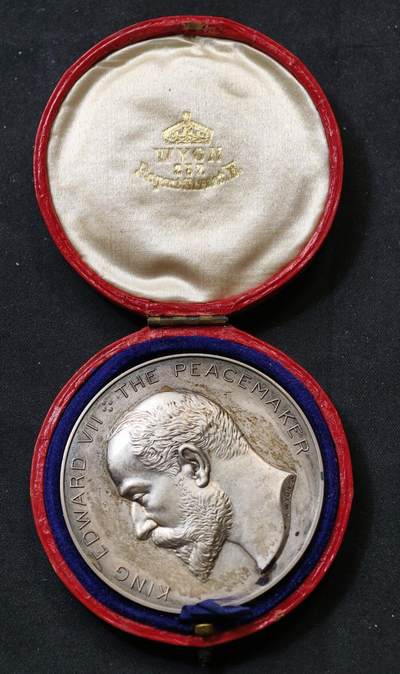 甄臻铺-世界币章拍卖（第59期），甄品场拍品征集中，送拍享返佣金等优惠多多 - 英国1906年第16界威斯敏斯特宫议会联盟镀银铜章，带原盒，但不能盒紧，72.5g，51.2mm，高浮雕