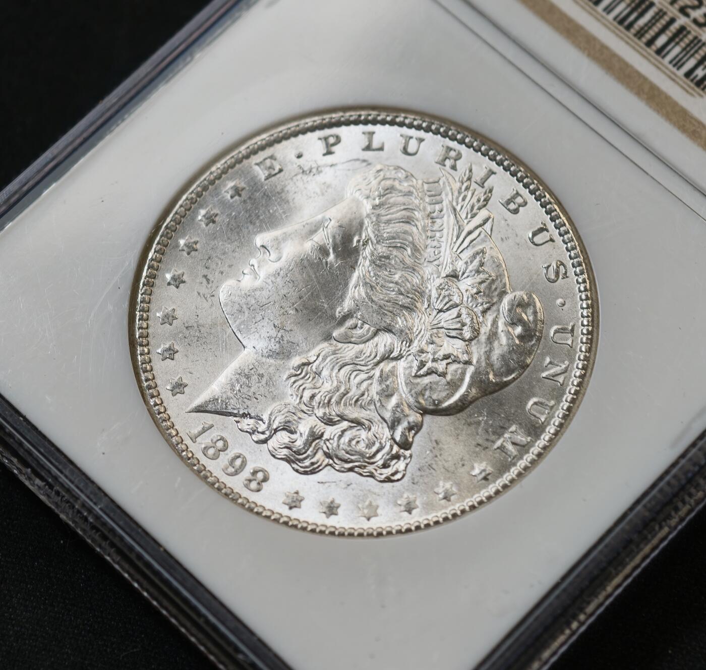 甄臻铺-世界币章拍卖（第59期），甄品场拍品征集中，送拍享返佣金等优惠多多 NGC-MS64 1898年美国O版摩根，少见年份，老盒子严评，盒子手感很好，背面标签时间太久了已经脱落了，盒子没问题