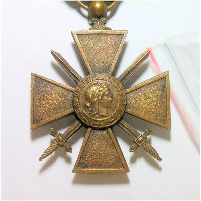 【旋风钱币】4月18日19:00准时开拍 精美欧洲币章、银币银章、第三帝国钱币等 全场包邮！ 法国1916年一战参战十字勋章 女神头像高浮雕精制铜章 带绶带 36MM