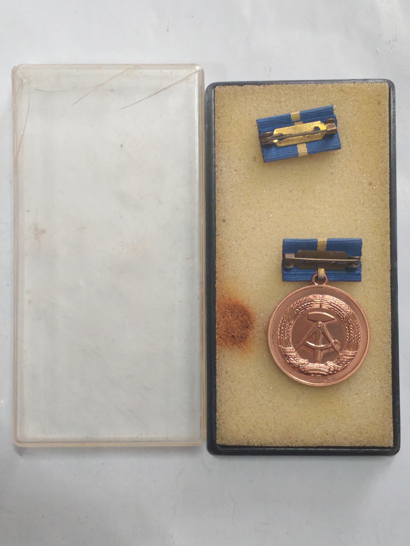 韵星假日军品类拍卖第52期  -- Rimey Holidays Militaria Auction 52 民主德国铜级邮政部忠诚服务奖章带原盒略