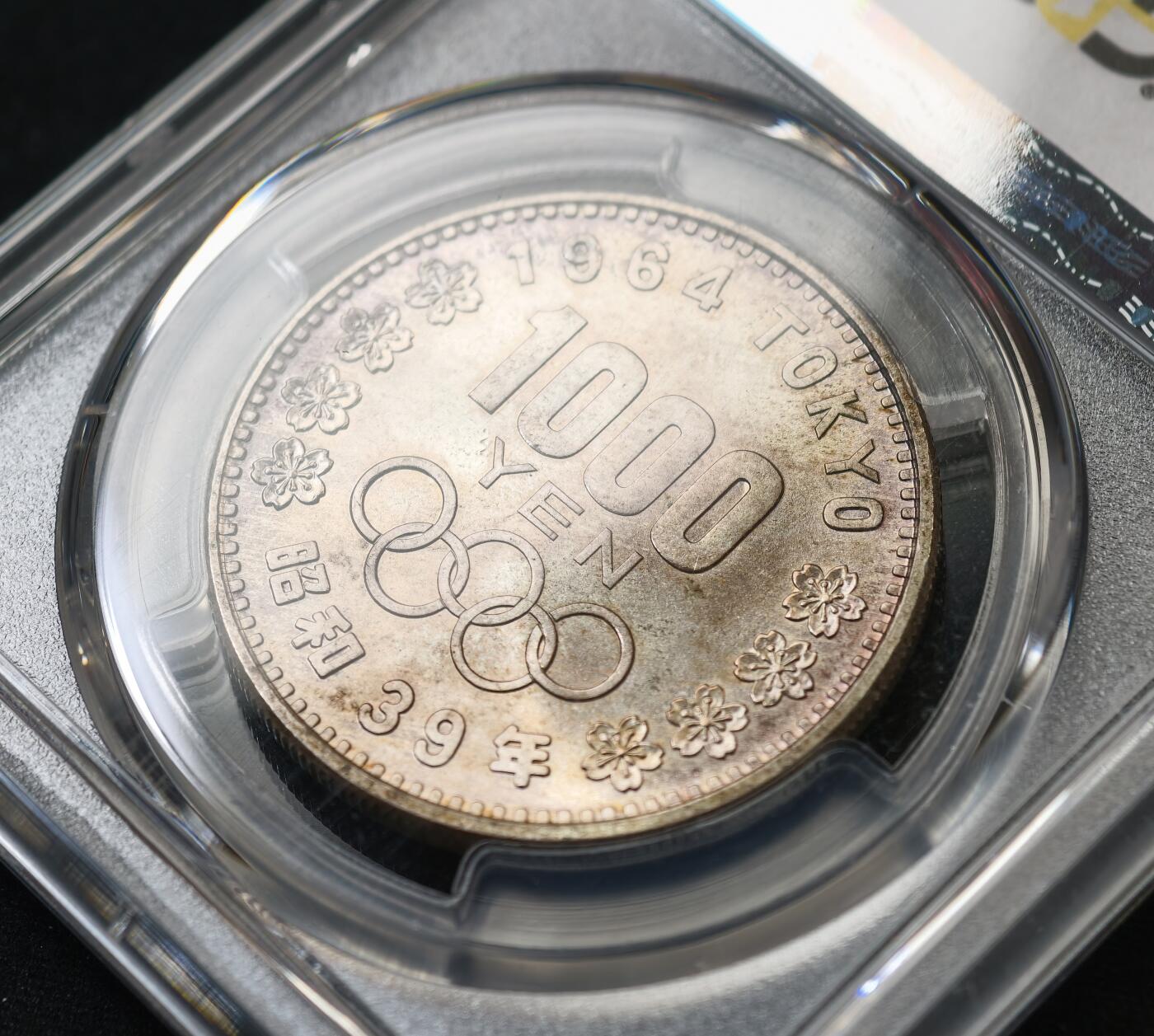 甄臻铺-世界币章拍卖（第59期），甄品场拍品征集中，送拍享返佣金等优惠多多 PCGS-MS66，日本1964年奥运银币，日本大奥1000日元，淡紫罗兰包浆，底板干净，暴力转光