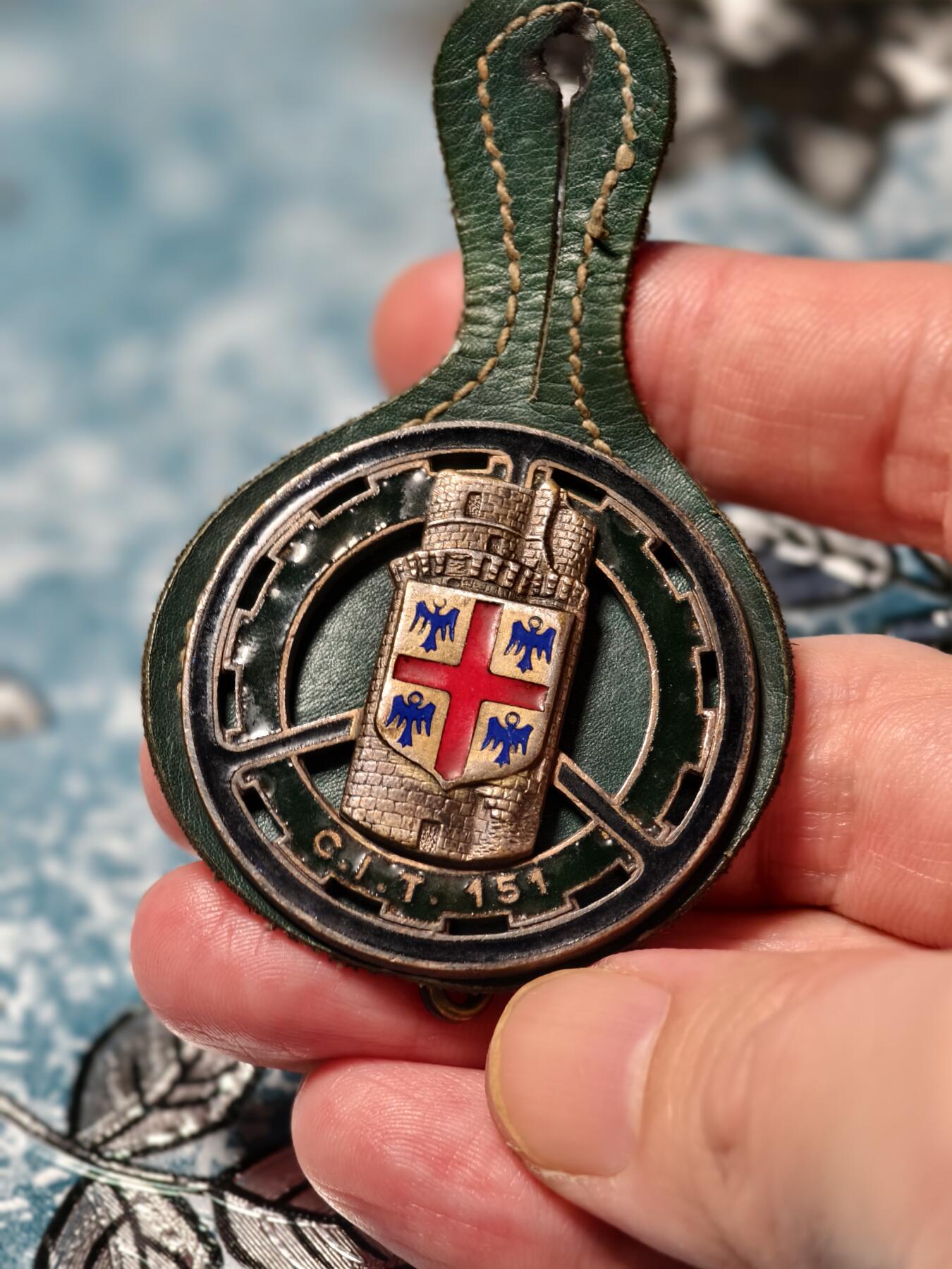 抚柳草堂-第二十三期章牌钱币  奖章勋章 满百包邮 放漏专场 法国陆军第151运输步兵连（C.I.T. 151）徽章  历史原品 红色十字+四鹰纹章 盾徽内的红色十字（十字形）+四角蓝色雄鹰，源自法国历史上的朗格多克-鲁西永地区纹章，该部队历史上驻防于法国南部，以此为地域标识