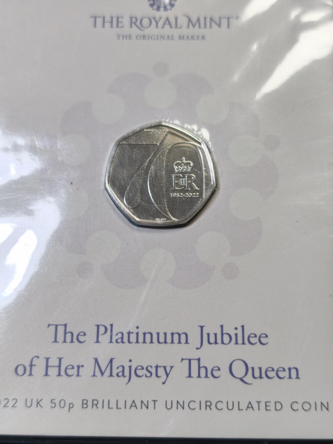 甄臻铺-世界币章拍卖（第59期），甄品场拍品征集中，送拍享返佣金等优惠多多 伊丽莎白登基70周年纪念50便士纪念币，全新未拆2套一组