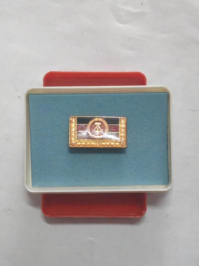 韵星假日军品类拍卖第52期  -- Rimey Holidays Militaria Auction 52 - 民主德国集体劳动荣誉五次获得带原盒