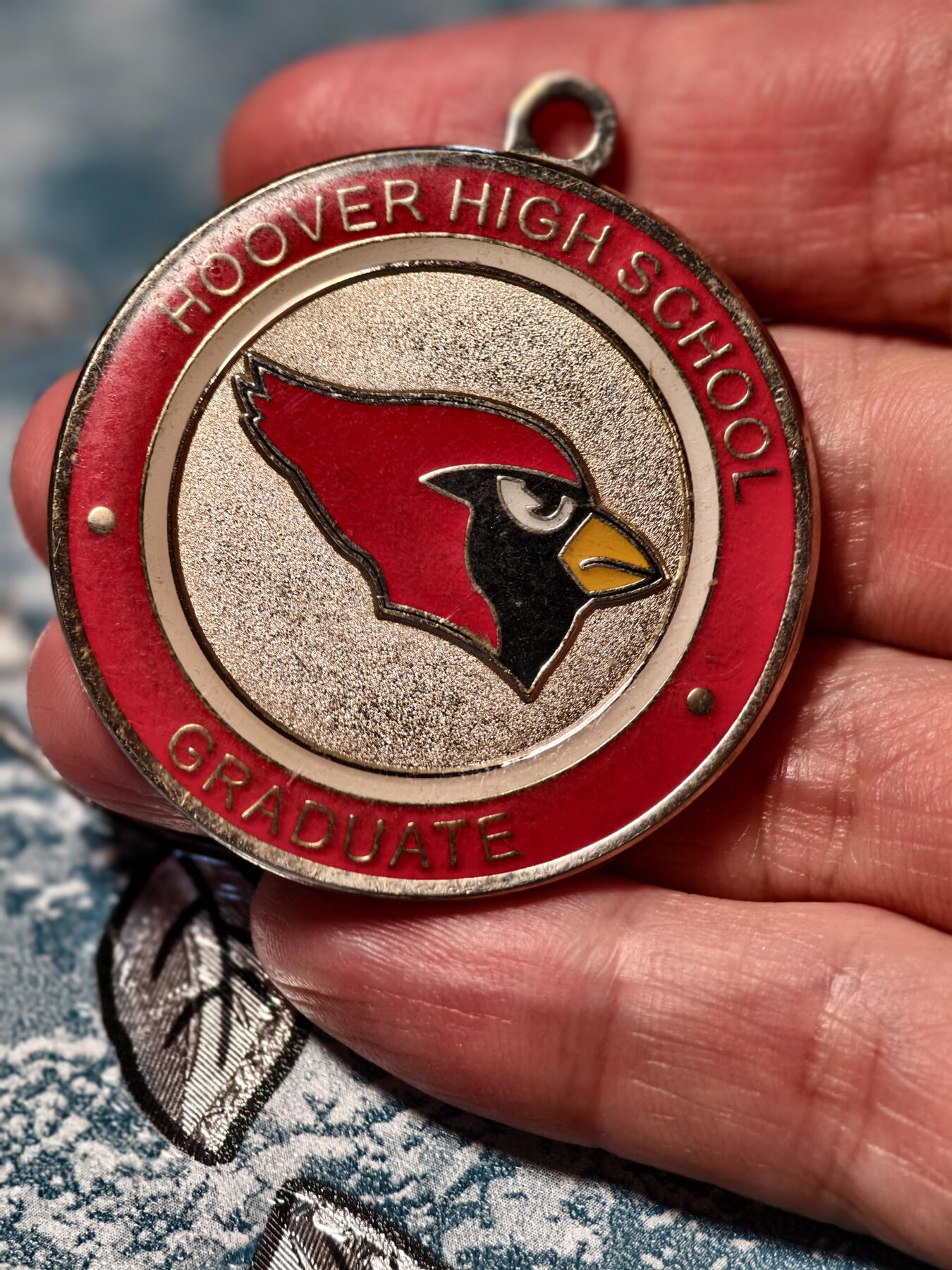 抚柳草堂-第二十三期章牌钱币  奖章勋章 满百包邮 放漏专场 美国胡佛高中（Hoover High School）毕业生纪念吊坠  红雀头 直径44.5mm 品相如图