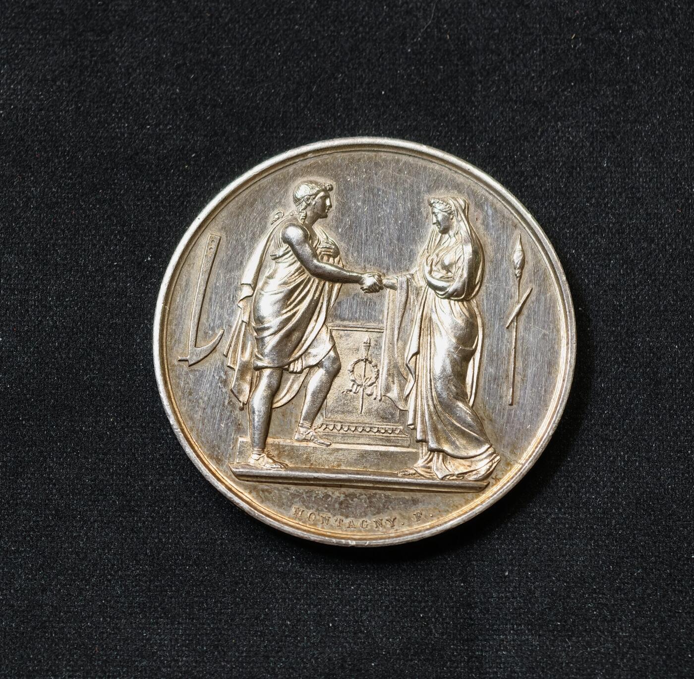 甄臻铺-世界币章拍卖（第59期），甄品场拍品征集中，送拍享返佣金等优惠多多 1876年法国爱情银章17.89克950银34.6mm蜜蜂边铭unc品相，细节见图