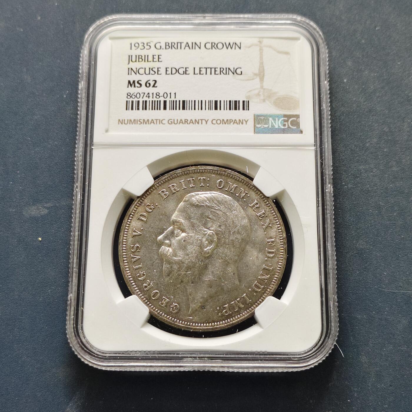 【全场包邮】纯粹捡漏拍519场 英国1935年1克朗乔治五世在位25周年木马剑克朗型纪念银币【39毫米28.28克50%】-NGC MS62