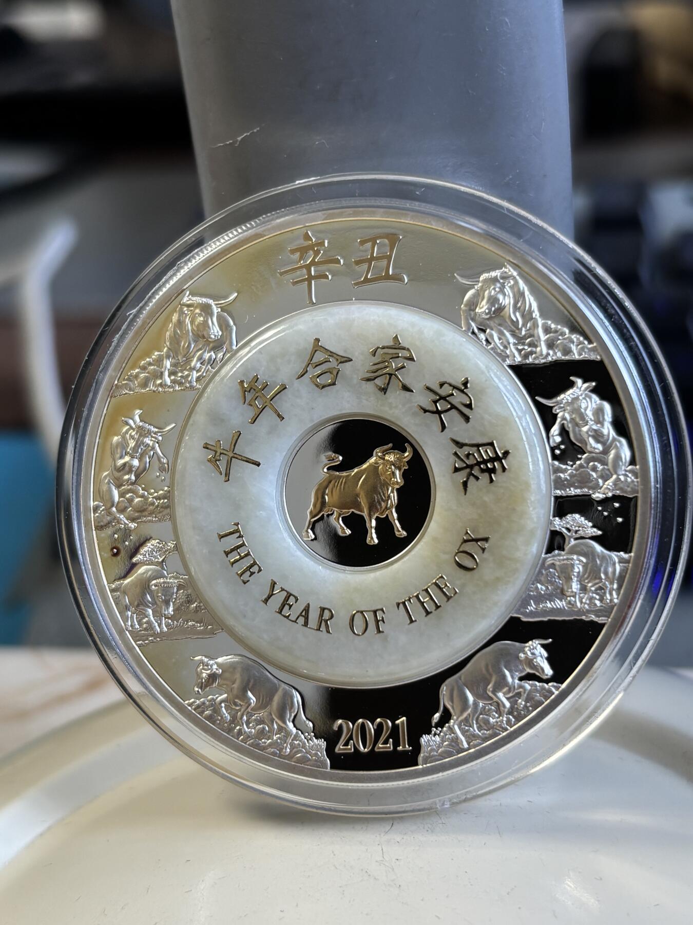 第197期拍卖 老挝2021年中国生肖系列牛年2盎司镶金玉纪念银币，999银，发行2888枚，有氧化