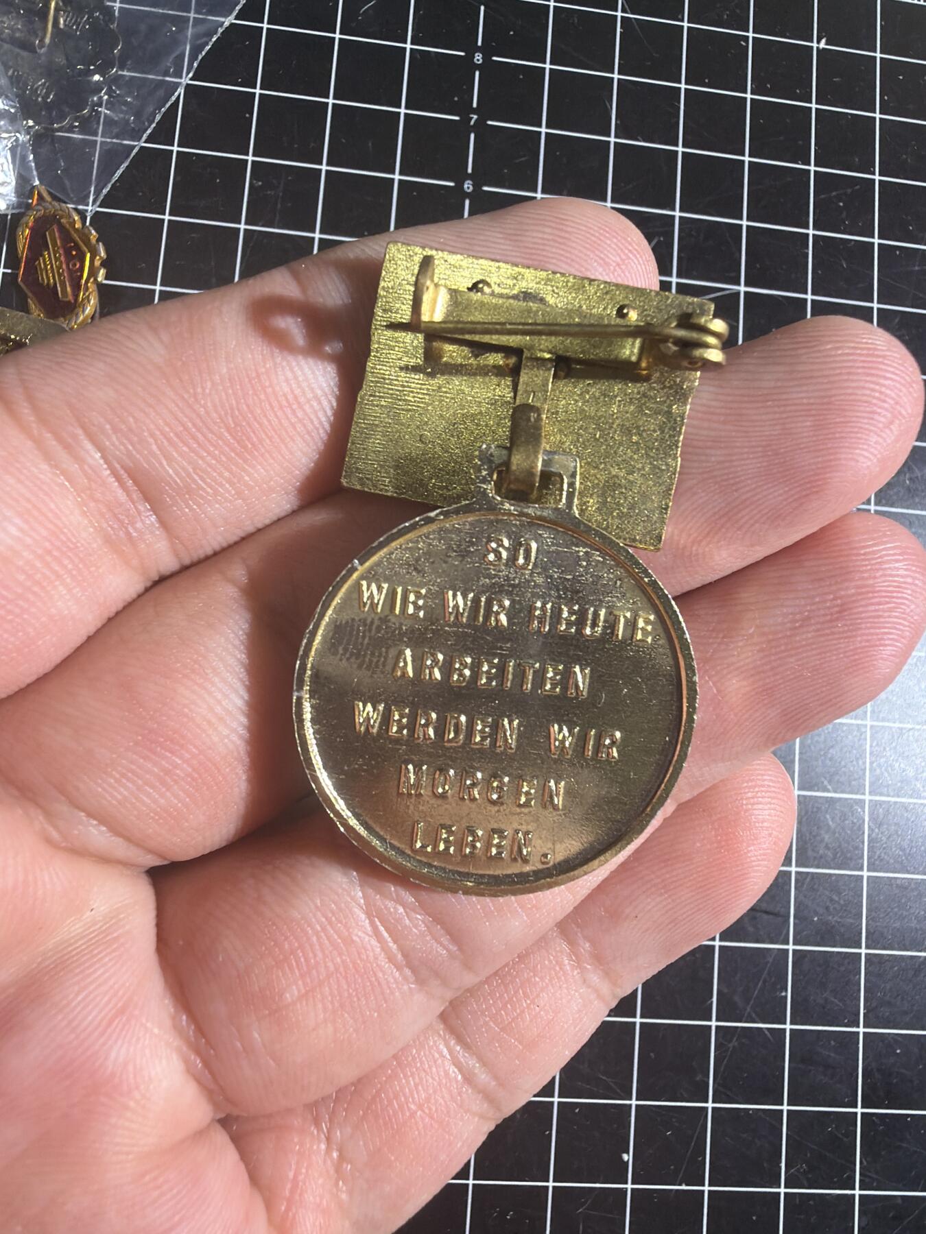 古冰库章牌勋赏收藏0起拍卖 东德七年计划优胜奖章