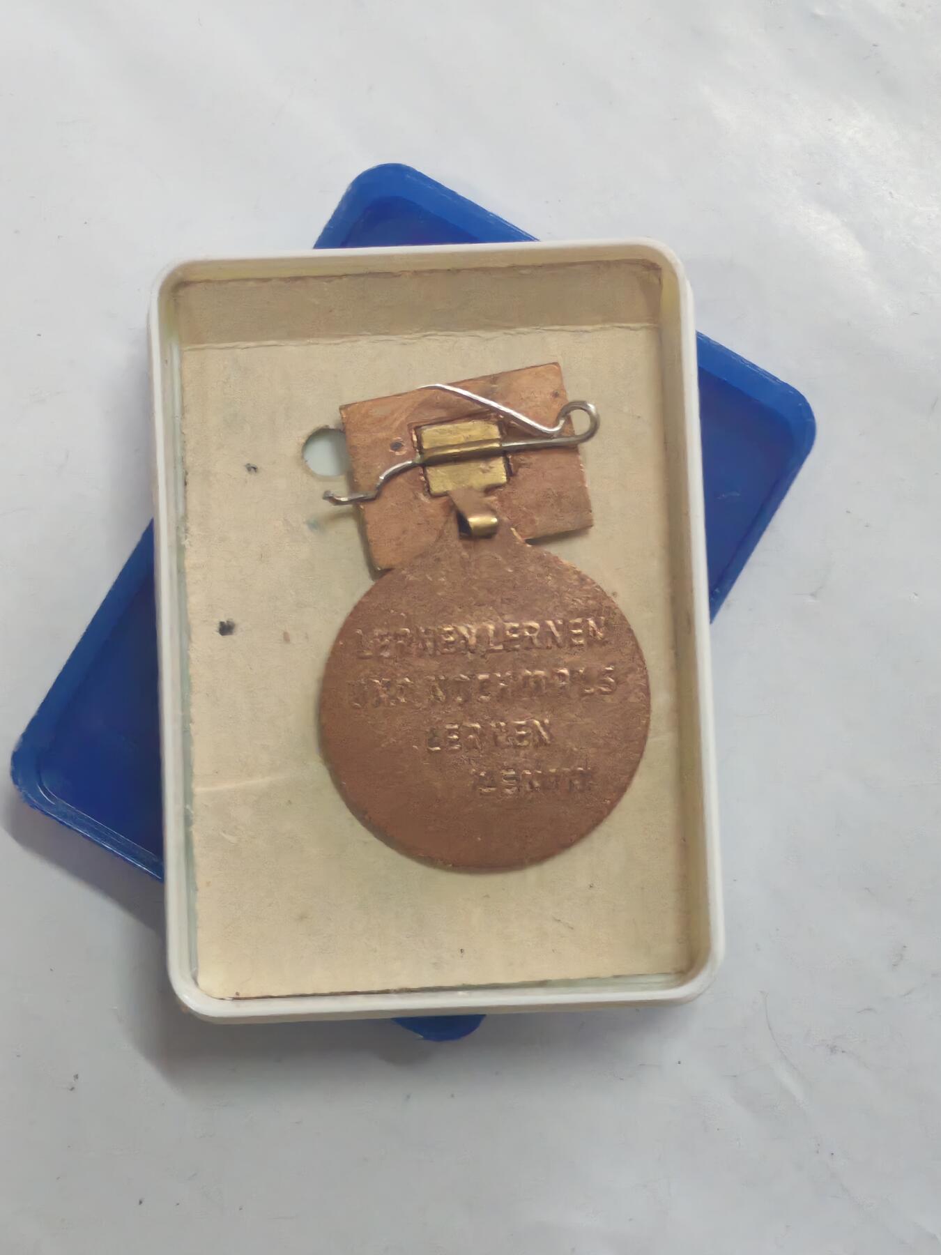 韵星假日军品类拍卖第52期  -- Rimey Holidays Militaria Auction 52 民主德国专业劳动竞赛优异成就奖章带原盒