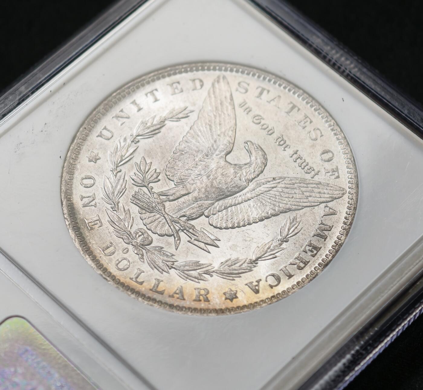 甄臻铺-世界币章拍卖（第59期），甄品场拍品征集中，送拍享返佣金等优惠多多 NGC-MS64 1883年美国O版摩根，老盒子手感很好，年份不多见，淡淡彩虹包浆