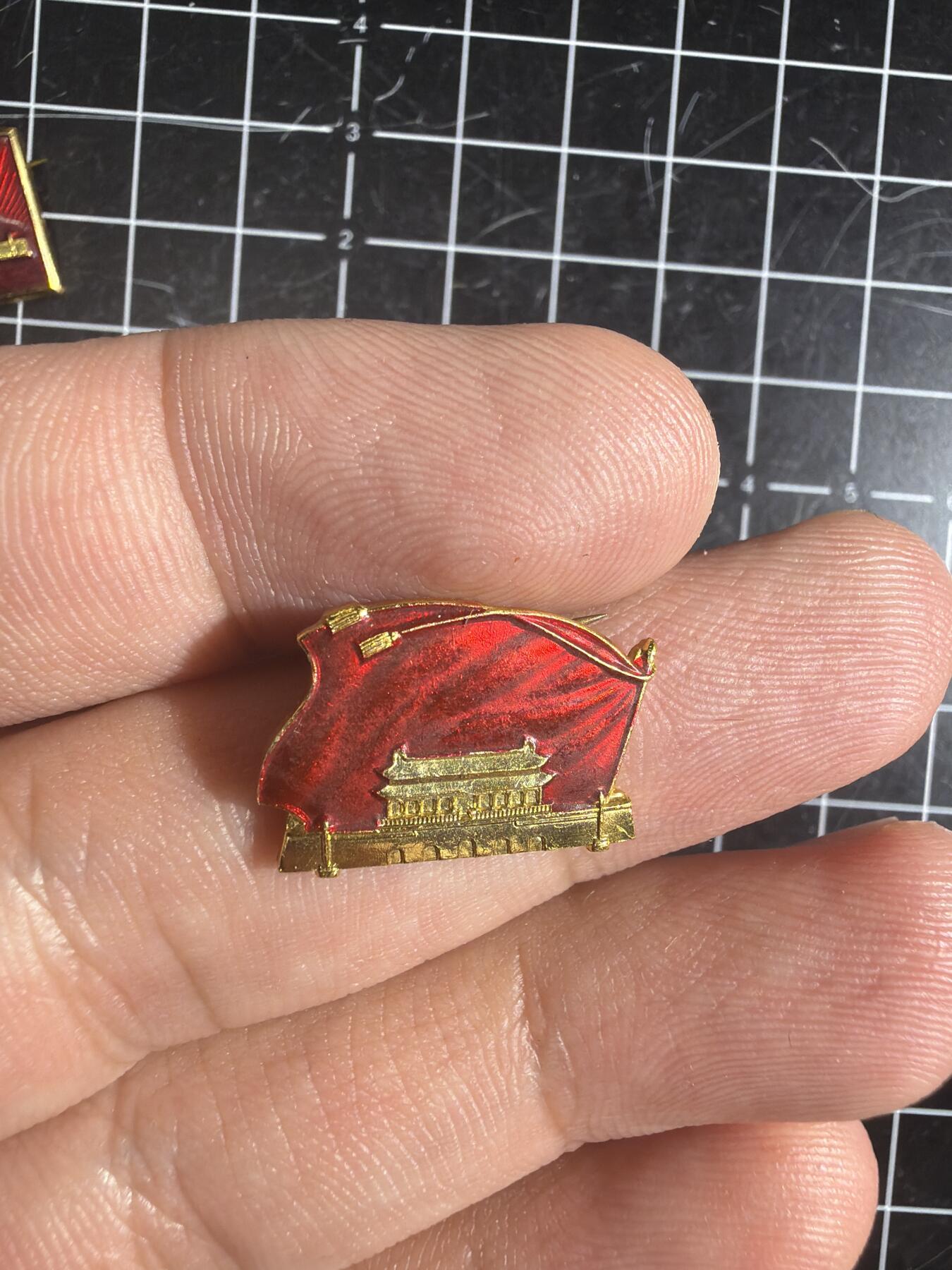 古冰库章牌勋赏收藏0起拍卖 天安门徽章