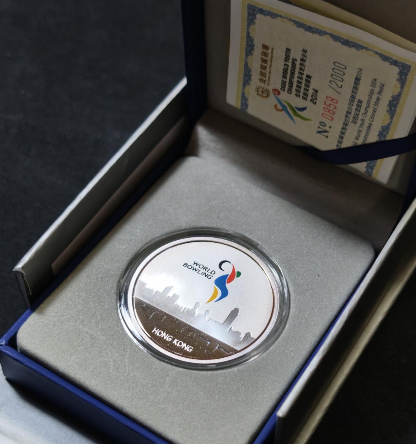 甄臻铺-世界币章拍卖（第59期），甄品场拍品征集中，送拍享返佣金等优惠多多 世界青少年保龄球锦标赛2014纪念银币，盒证齐全，发行量仅2000枚，吉祥编号0858，1盎司，999银。附赠3枚刚入坑时买的学习币和保护盒（美国行走女神，加拿大枫叶，墨西哥鹰洋）