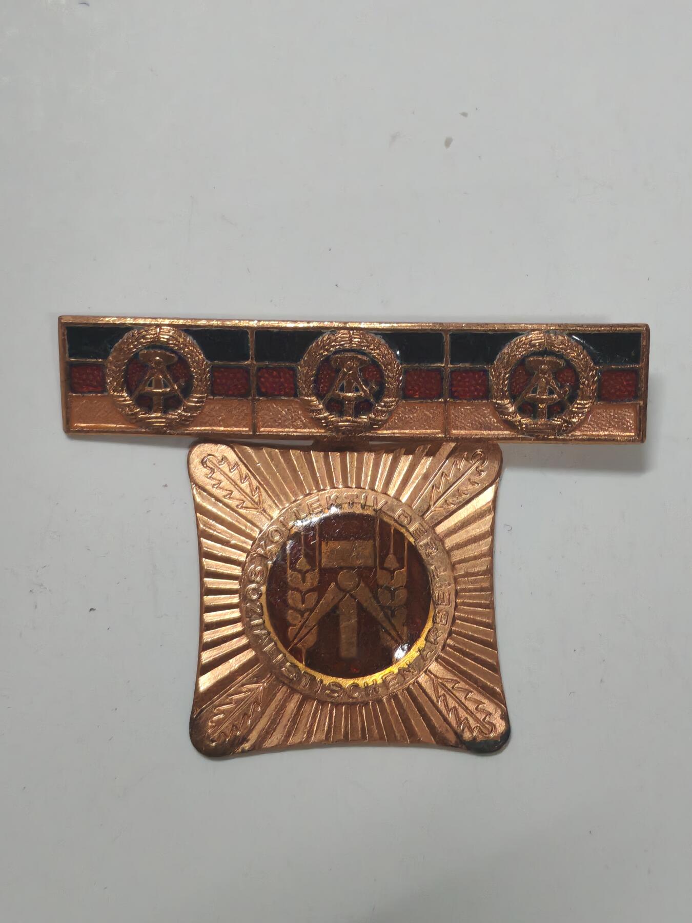 韵星假日军品类拍卖第52期  -- Rimey Holidays Militaria Auction 52 民主德国集体劳动模范奖章三次获得