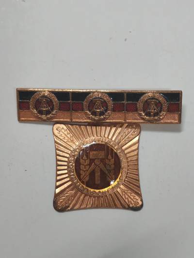 韵星假日军品类拍卖第52期  -- Rimey Holidays Militaria Auction 52 - 民主德国集体劳动模范奖章三次获得