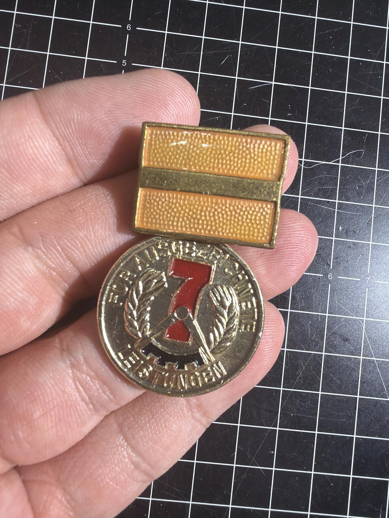 古冰库章牌勋赏收藏0起拍卖 东德七年计划优胜奖章