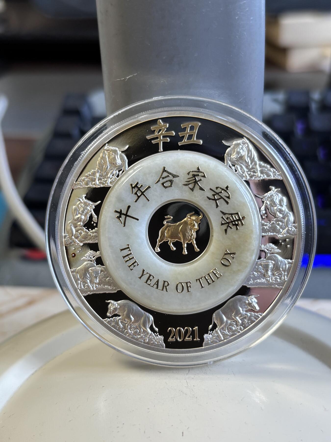 第197期拍卖 老挝2021年中国生肖系列牛年2盎司镶金玉纪念银币，999银，发行2888枚，有氧化