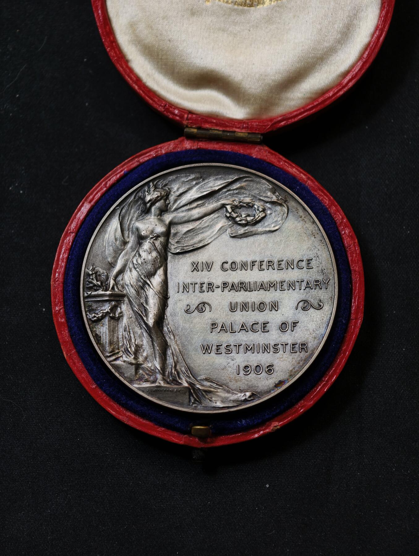 甄臻铺-世界币章拍卖（第59期），甄品场拍品征集中，送拍享返佣金等优惠多多 英国1906年第16界威斯敏斯特宫议会联盟镀银铜章，带原盒，但不能盒紧，72.5g，51.2mm，高浮雕