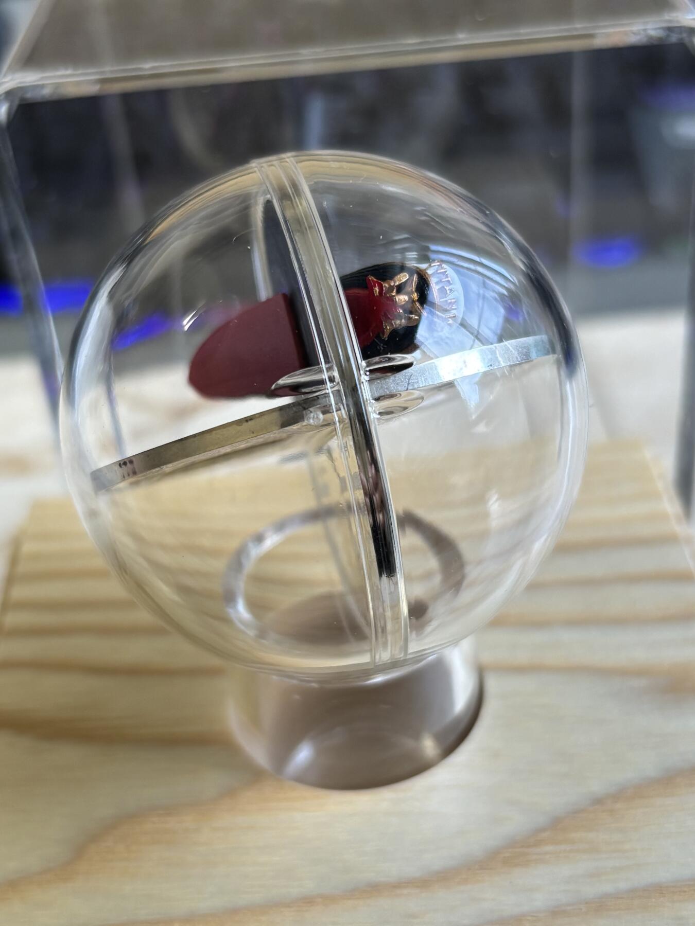 第197期拍卖 纽埃2022年泰坦尼克号110周年2盎司3D立体彩色银币，999银，发行700枚，有黑点