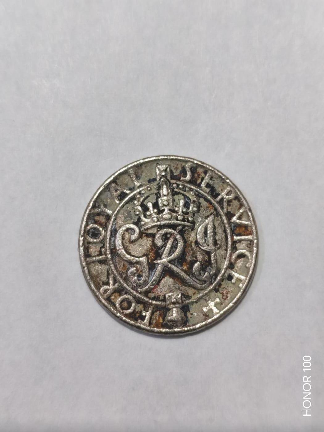 纪念章/纪念币 这是一枚英国二战时期（1939-1945）颁发的国王忠诚服务徽章（King's Badge for Loyal Service，又称King's War Service Badge），属于英国国防部/养老金部颁发的荣誉徽章，并非流通货币。该徽章的设计与乔治六世的皇家花押高度对应，是二战英国军事徽章中极具代表性的品类，也是研究二战英国军人抚恤制度的重要实物资料。