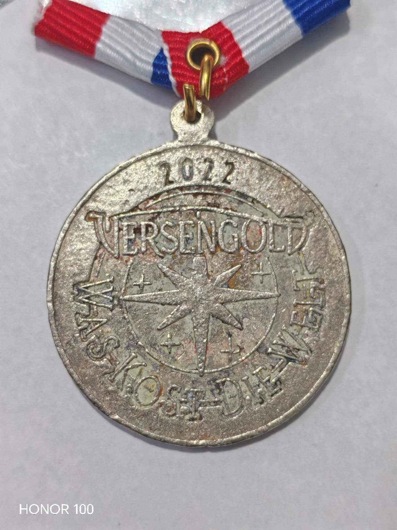 纪念章/纪念币 德国民谣摇滚乐队 Versengold 发行的2022年专辑《Was kost die Welt》主题纪念章/周边徽章- Versengold：德国知名民谣摇滚（Folk-Rock）乐队，成立于2003年，以融合中世纪元素与现代摇滚的风格著称。