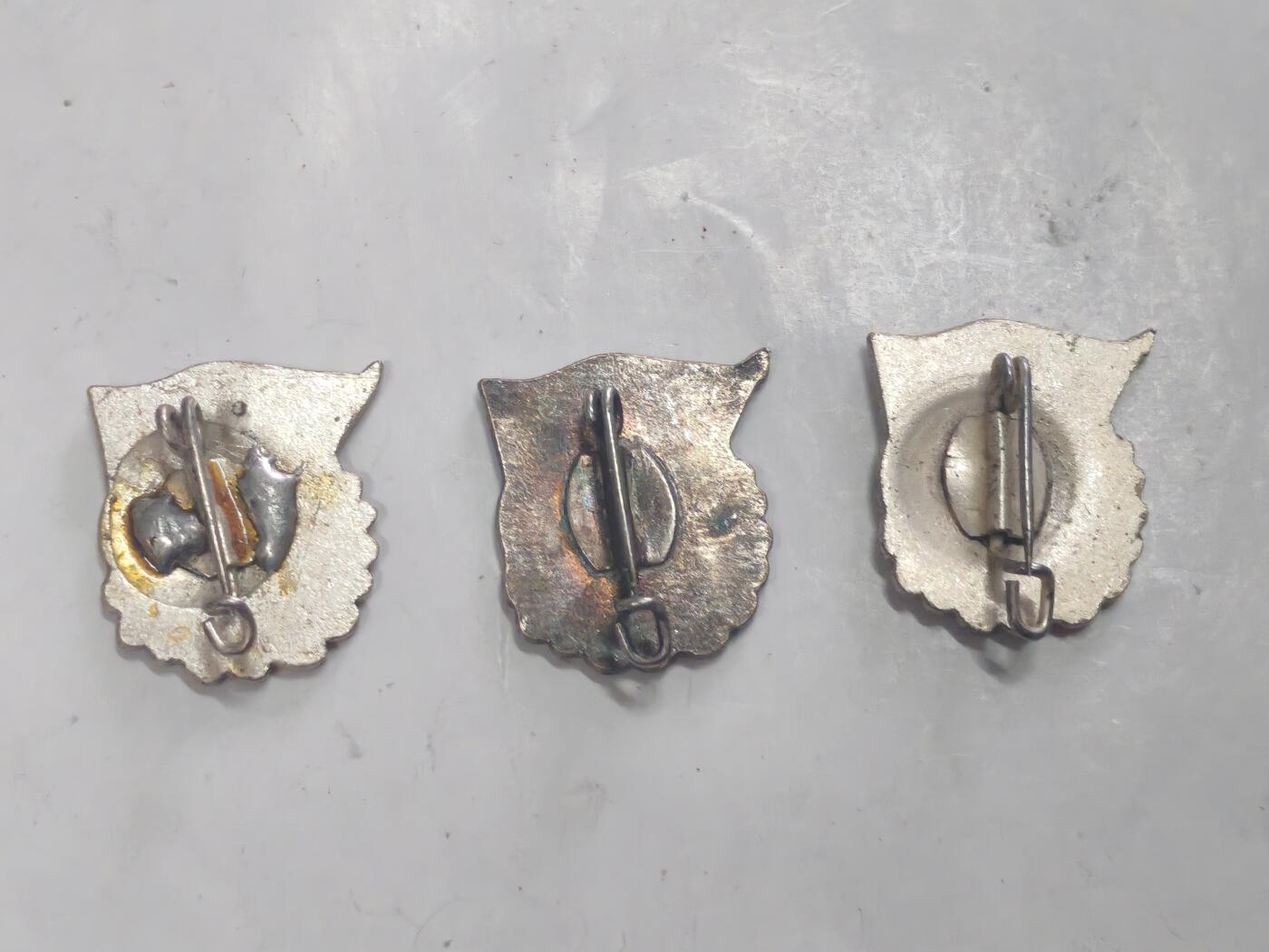 韵星假日军品类拍卖第52期  -- Rimey Holidays Militaria Auction 52 民主德国自由德国青年团银级表彰良好知识奖章一组