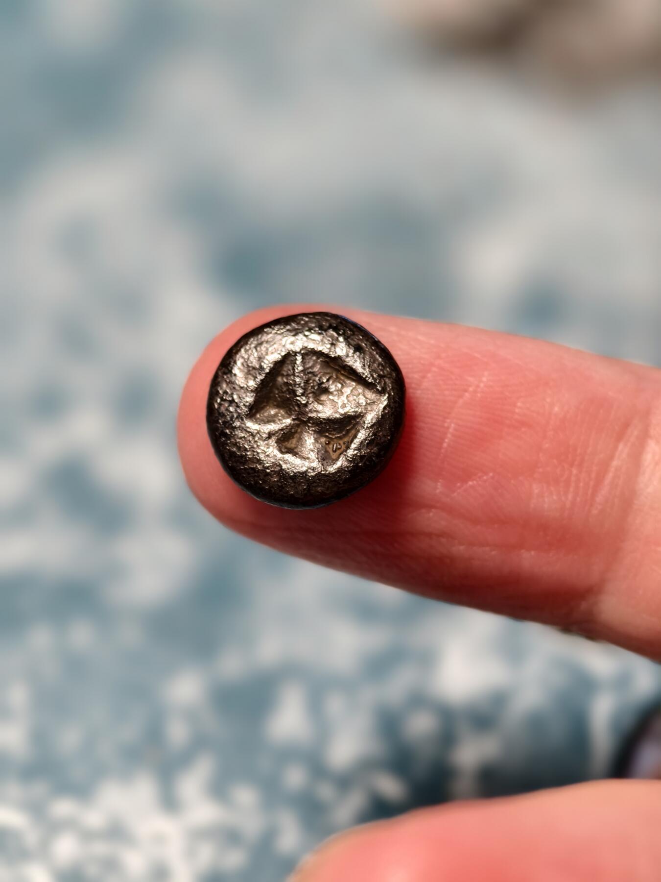 抚柳草堂-第二十三期章牌钱币  奖章勋章 满百包邮 放漏专场 三佛齐王国末期至满者伯夷王国早期打制小银币 1.5g重 正面有檀香花徽记，背面爪哇岛文，面值1 Unit或称Masa