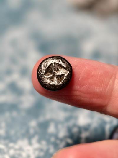 抚柳草堂-第二十三期章牌钱币  奖章勋章 满百包邮 放漏专场 - 三佛齐王国末期至满者伯夷王国早期打制小银币 1.5g重 正面有檀香花徽记，背面爪哇岛文，面值1 Unit或称Masa