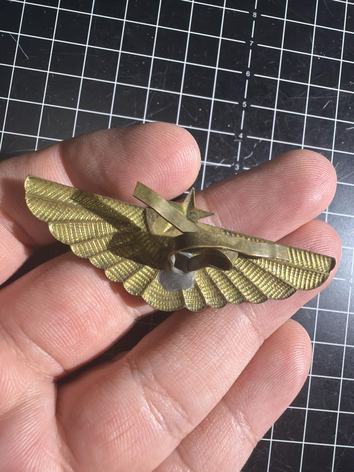 古冰库章牌勋赏收藏0起拍卖 朝鲜空军铜质帽徽