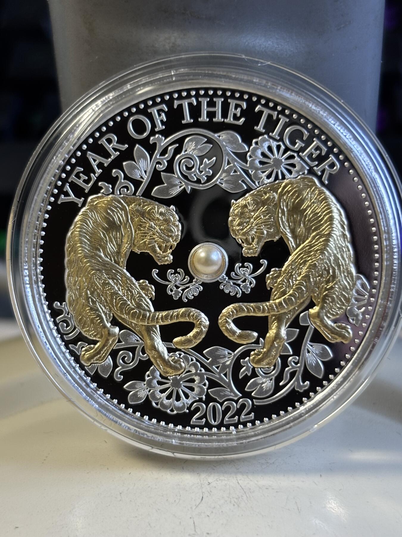 第197期拍卖 斐济2022年中国生肖系列虎年镶嵌天然珍珠镀金银币，999银，发行8888枚