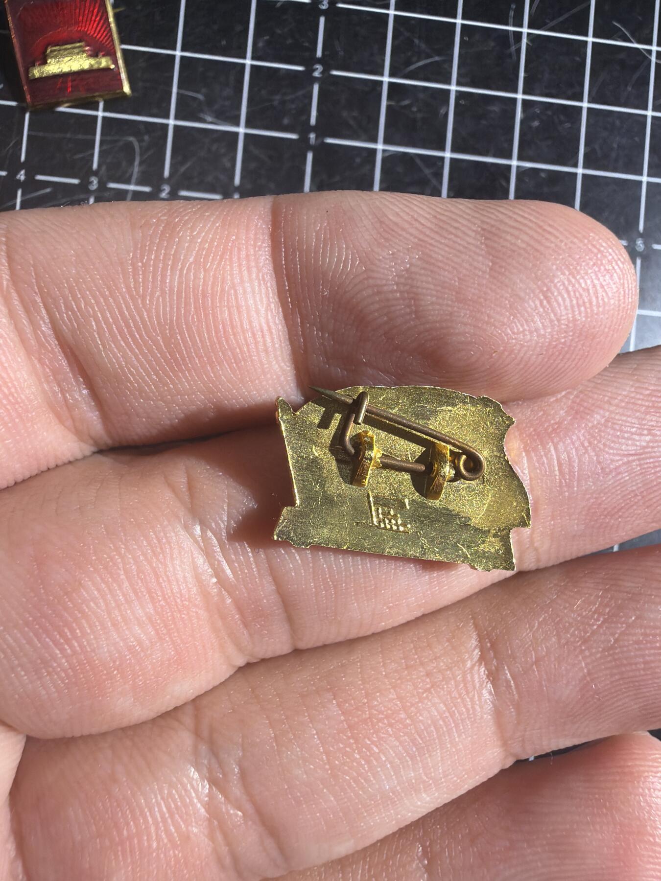 古冰库章牌勋赏收藏0起拍卖 天安门徽章