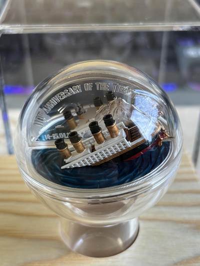 纽埃2022年泰坦尼克号110周年2盎司3D立体彩色银币，999银，发行700枚，有黑点