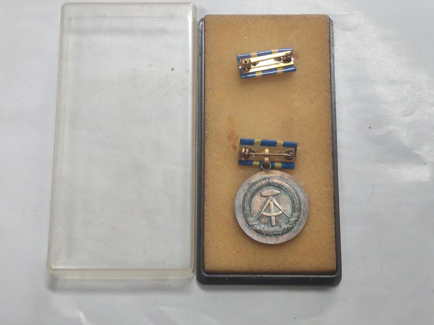 韵星假日军品类拍卖第52期  -- Rimey Holidays Militaria Auction 52 民主德国银级邮政部忠诚服务奖章带原盒略