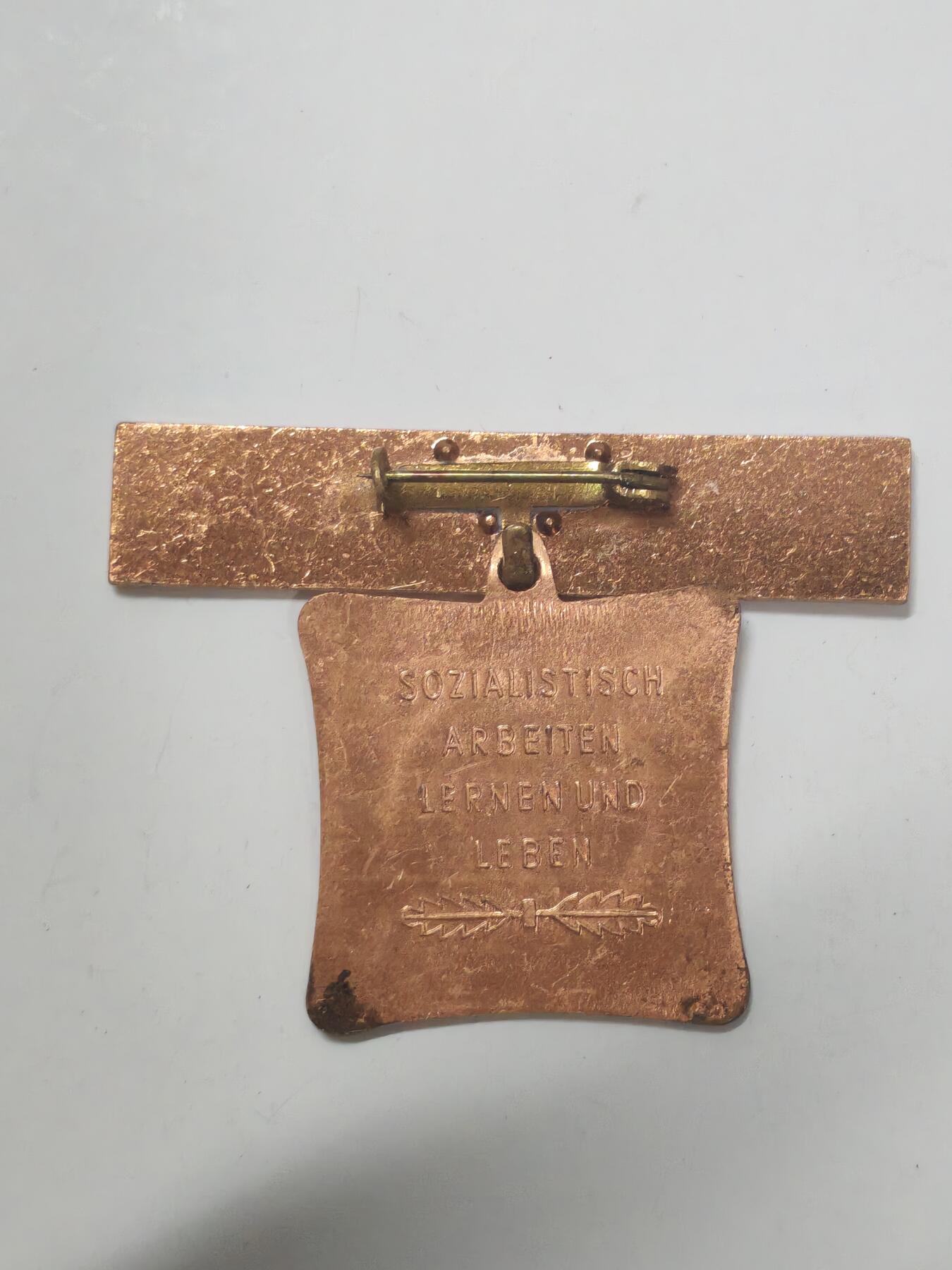 韵星假日军品类拍卖第52期  -- Rimey Holidays Militaria Auction 52 民主德国集体劳动模范奖章三次获得