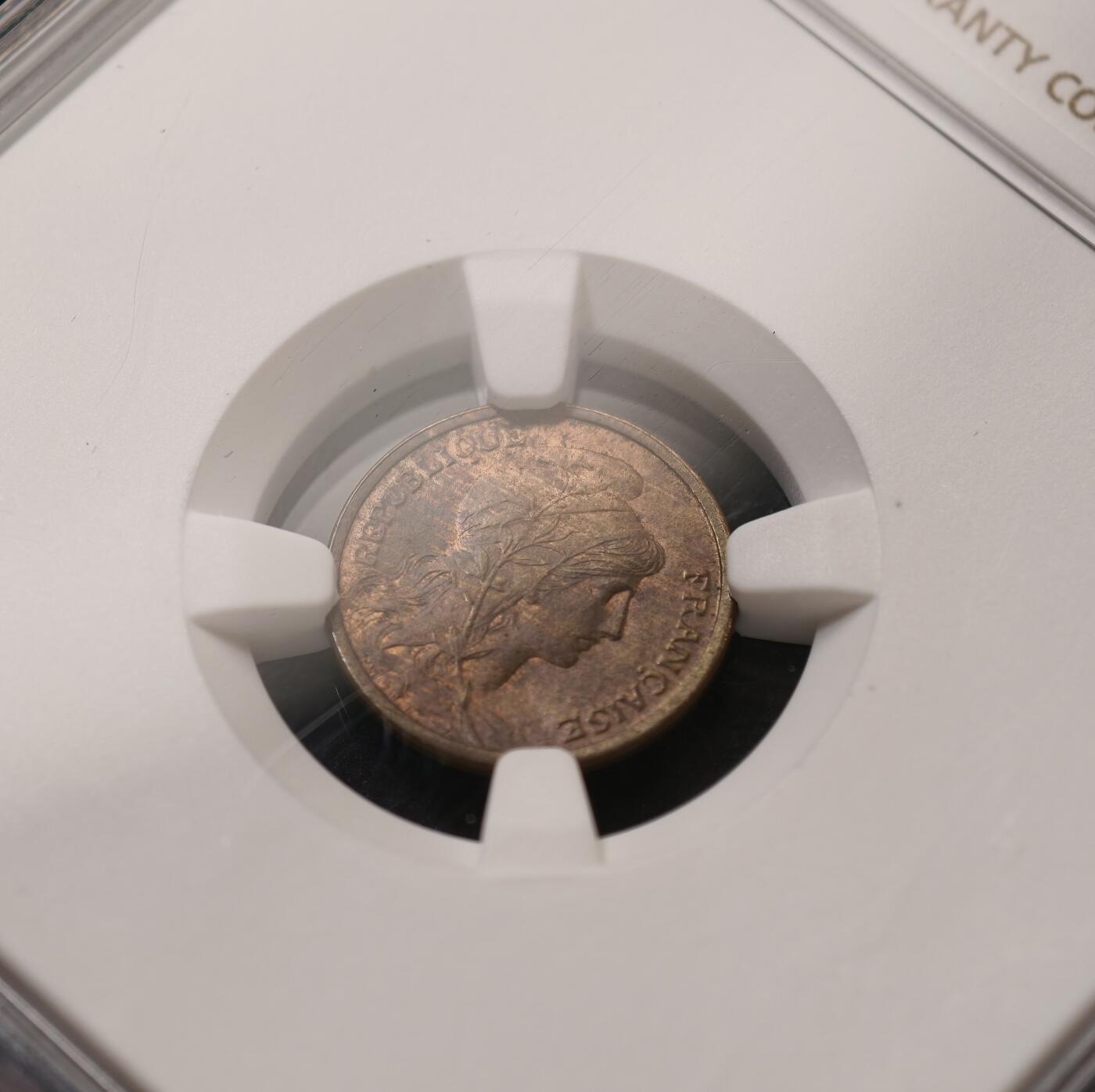 甄臻铺-世界币章拍卖（第59期），甄品场拍品征集中，送拍享返佣金等优惠多多 NGC-MS64BN 法国 1911年 1分 铜币