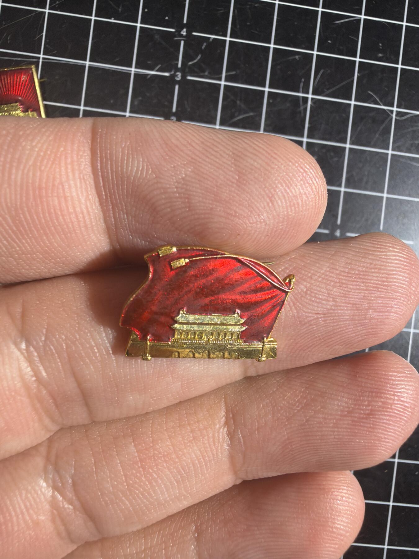 古冰库章牌勋赏收藏0起拍卖 天安门徽章