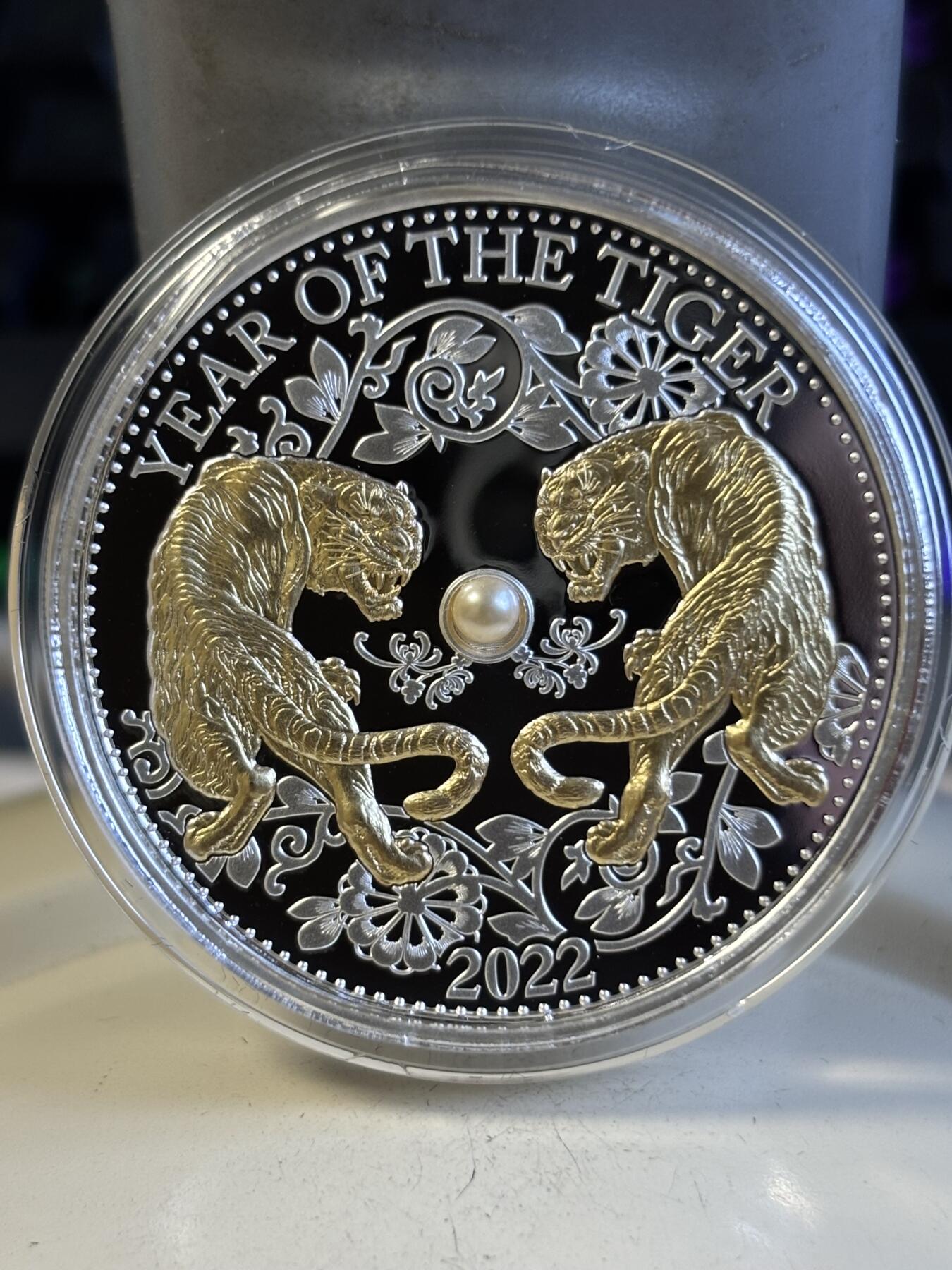 第197期拍卖 斐济2022年中国生肖系列虎年镶嵌天然珍珠镀金银币，999银，发行8888枚