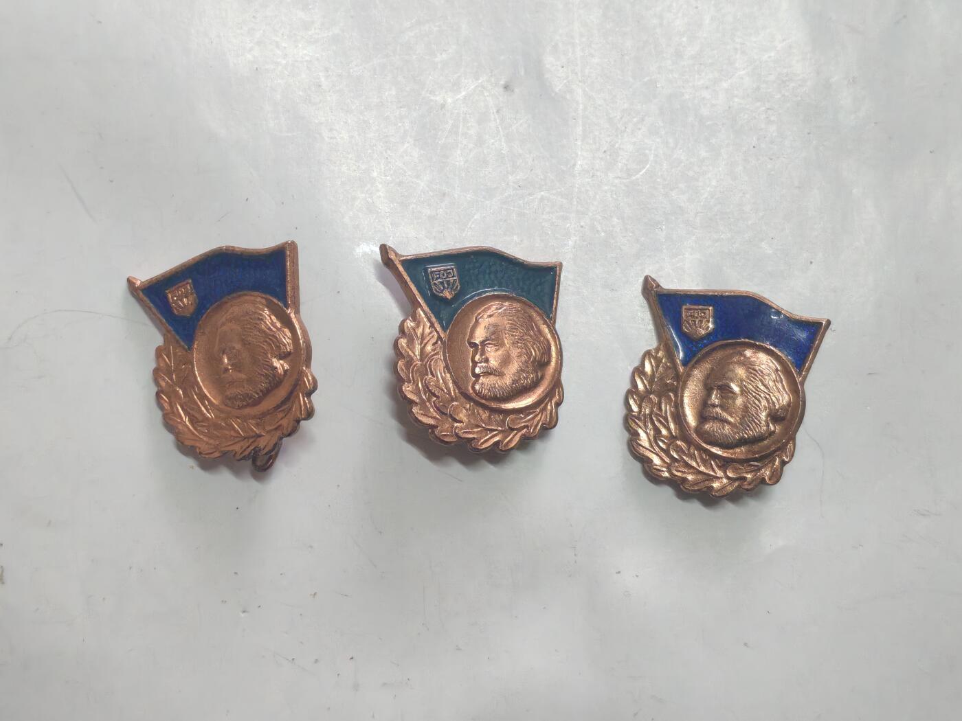 韵星假日军品类拍卖第52期  -- Rimey Holidays Militaria Auction 52 民主德国自由德国青年团铜级表彰良好知识奖章一组