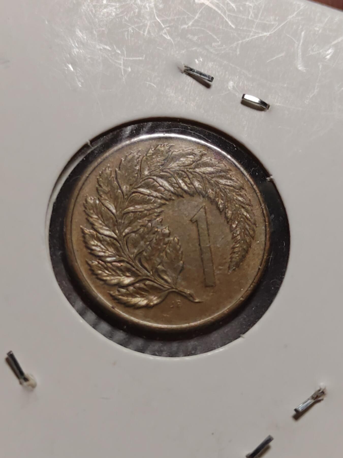 2026年第四十二场(总第二百一十一场）外国好品散币场(佣金3%) 纸夹币–加拿大🇨🇦2007年1分(伊丽莎白二世老年)，1989年1分(伊丽莎白二世中年花冠浅浮雕版)，新西兰🇳🇿1984年1分(伊丽莎白二世中年花冠，少见浅浮雕版，加拿大造)共三枚