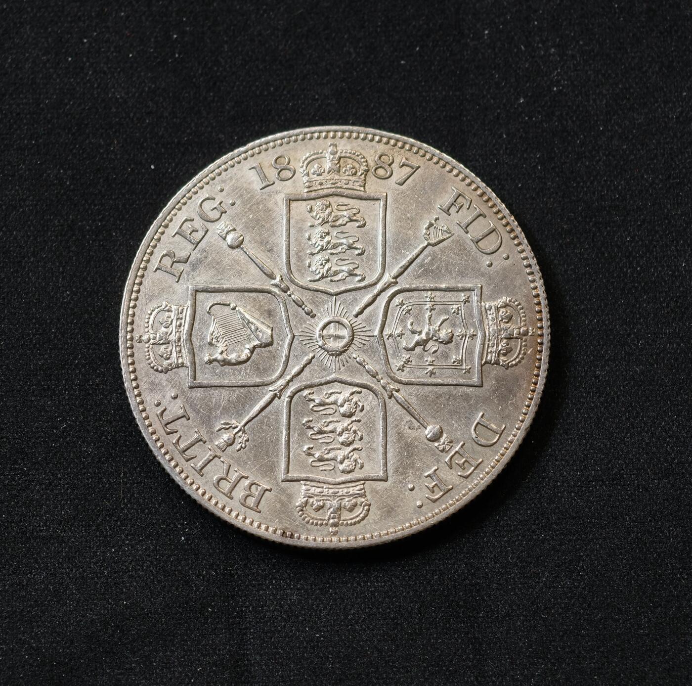 甄臻铺-世界币章拍卖（第59期），甄品场拍品征集中，送拍享返佣金等优惠多多 英国1887年高冠双弗洛林，细节很好，淡淡转光