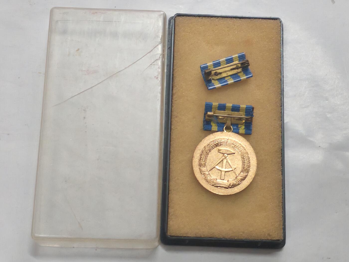 韵星假日军品类拍卖第52期  -- Rimey Holidays Militaria Auction 52 民主德国金级邮政部忠诚服务奖章带原盒略