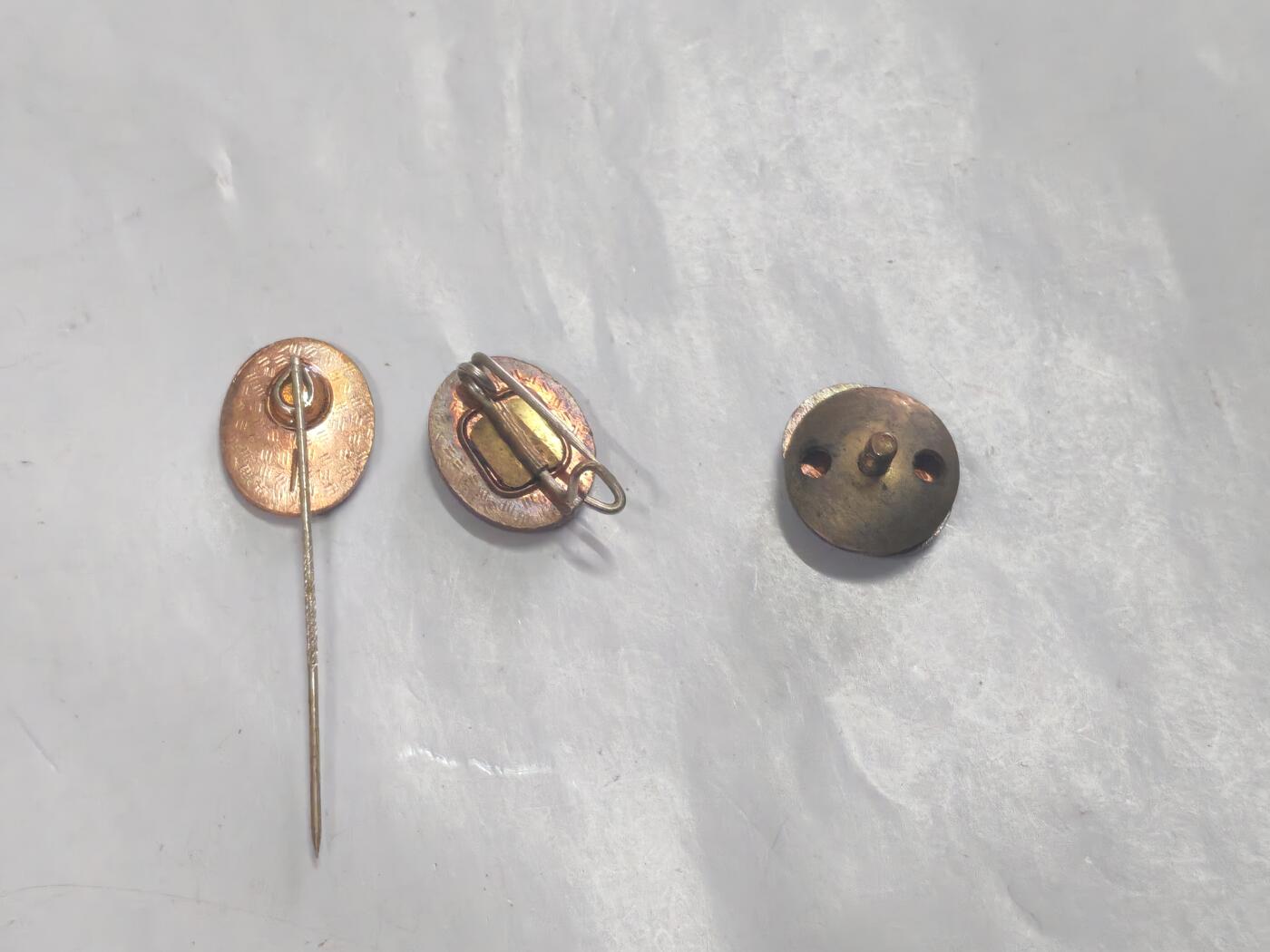 韵星假日军品类拍卖第52期  -- Rimey Holidays Militaria Auction 52 民主德国统一社会党党徽一组 插针转轮别针 不同版本一套 包含早期转轮