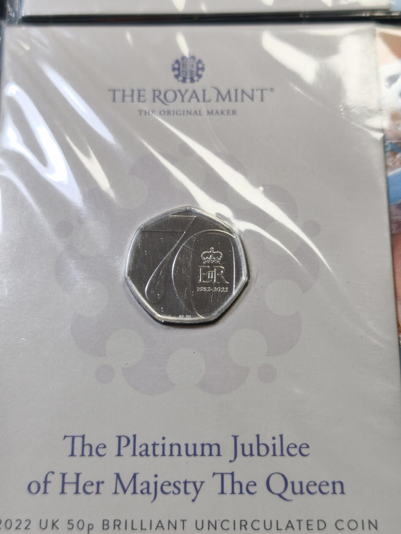 甄臻铺-世界币章拍卖（第59期），甄品场拍品征集中，送拍享返佣金等优惠多多 伊丽莎白登基70周年纪念50便士纪念币，全新未拆2套一组