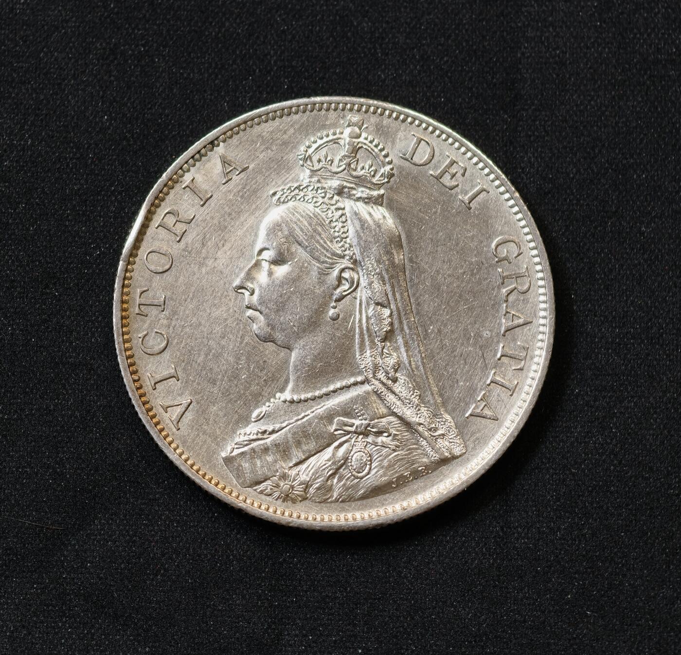 甄臻铺-世界币章拍卖（第59期），甄品场拍品征集中，送拍享返佣金等优惠多多 英国1887年高冠双弗洛林，细节很好，淡淡转光